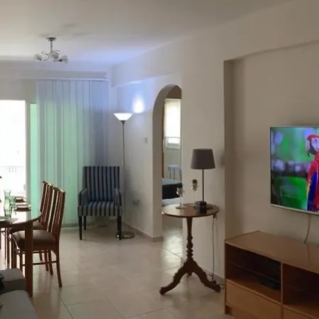 A Lovely 3 Bedroom App شقة لارنكا