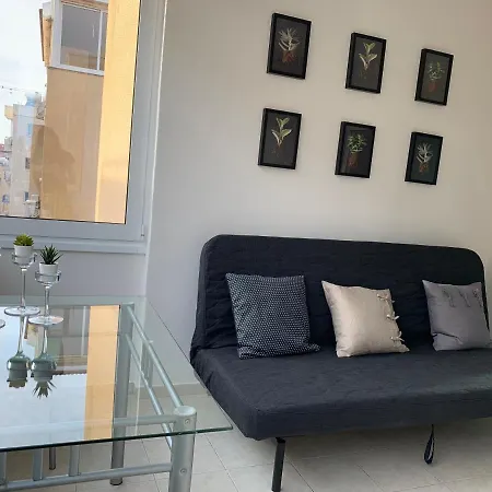 A Lovely 3 Bedroom App דירה